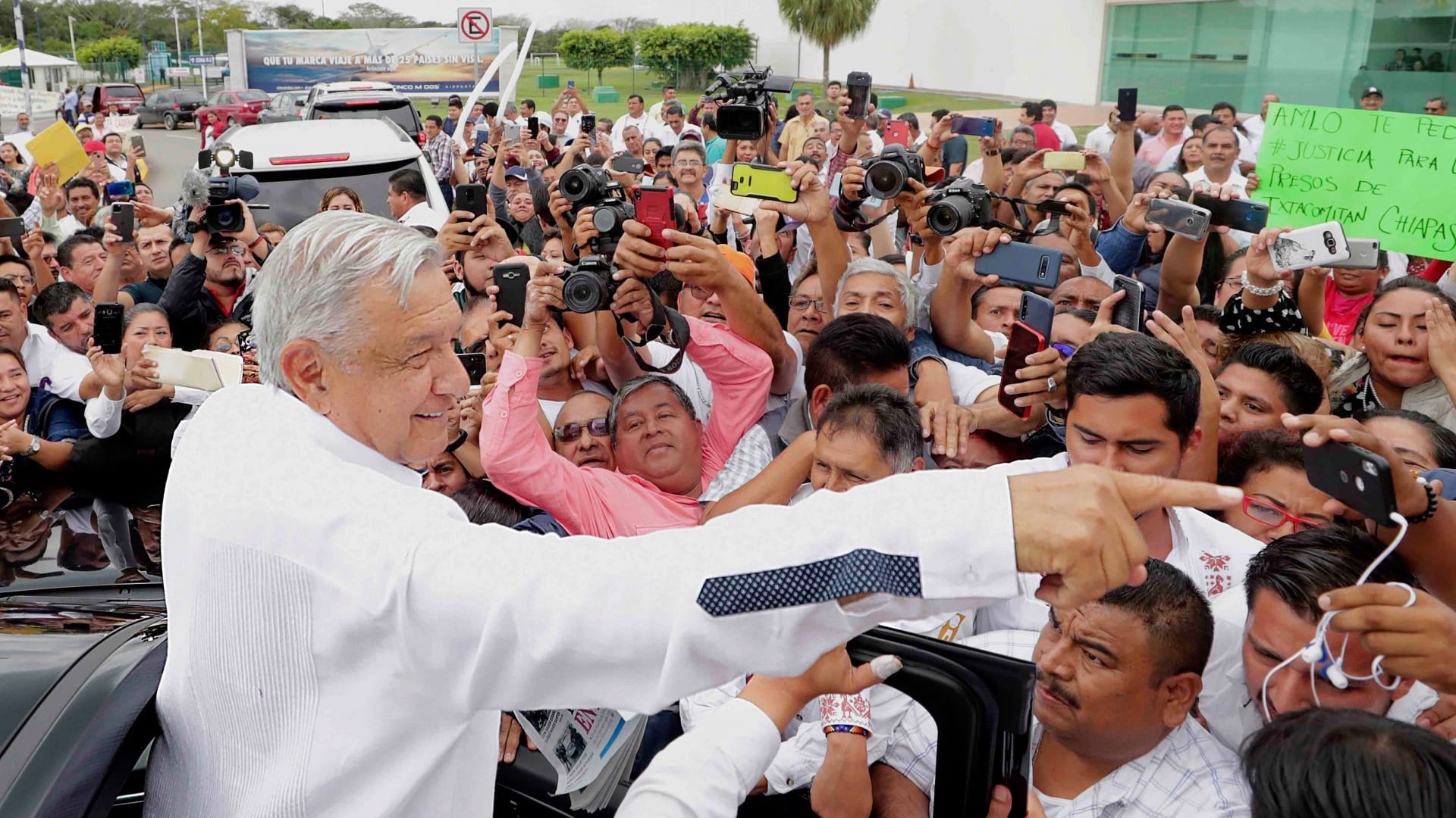Líderes sociales, principal riesgo para Sedena en giras de AMLO