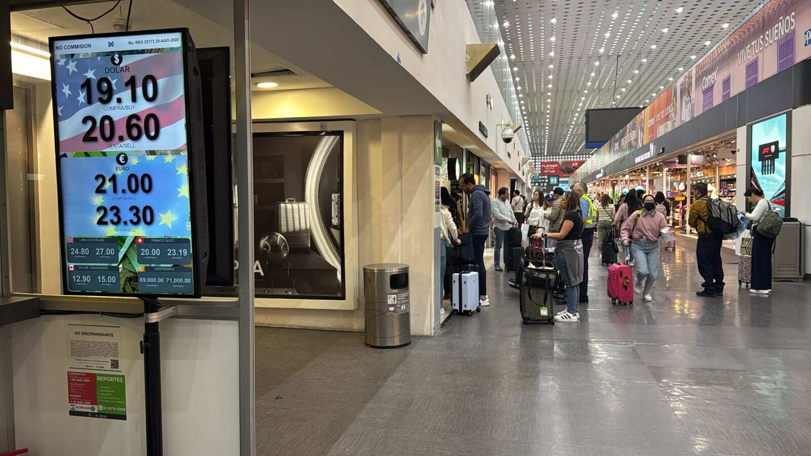 Peso mexicano se fortalece frente al dólar pese a aranceles de Trump: 19.10 en aeropuertos