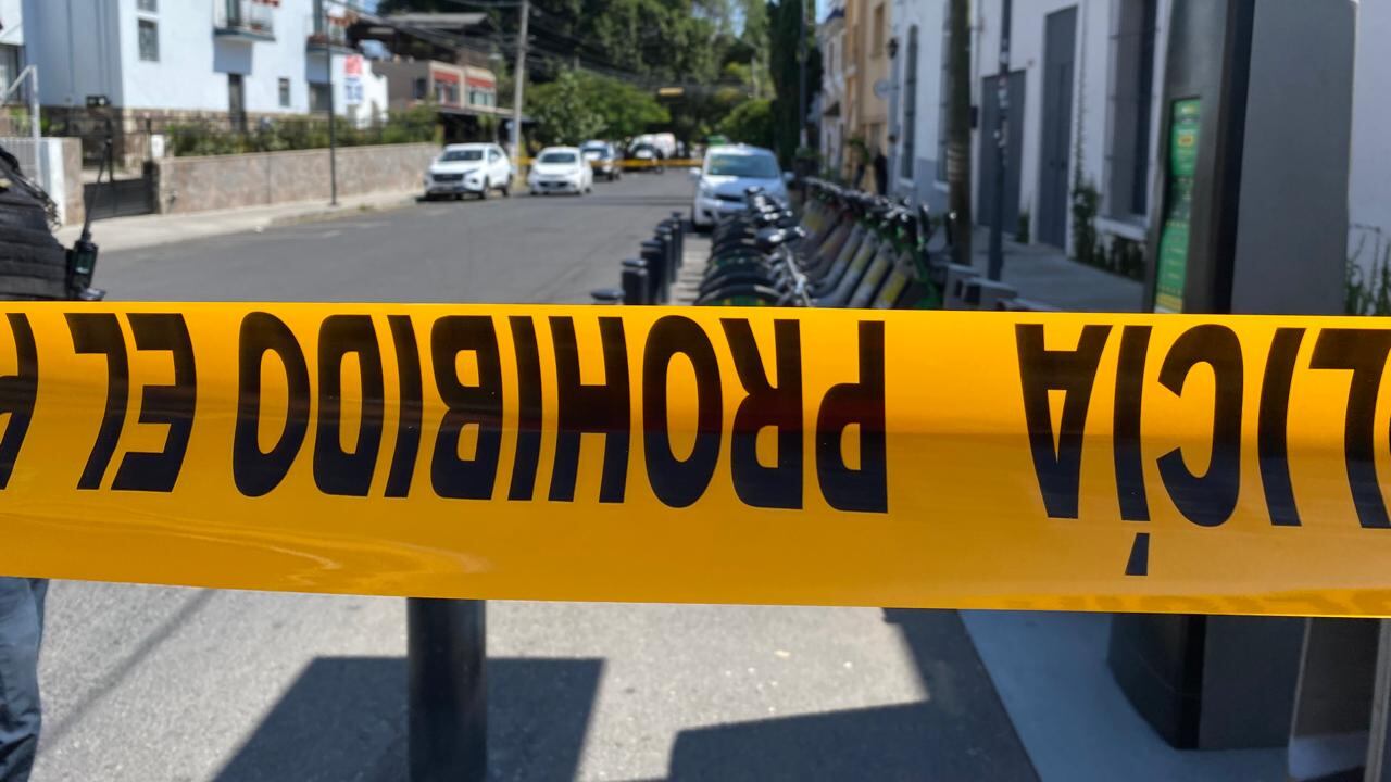 Un ciudadano estadounidense de 32 años, murió asesinado, en intento del robo de su reloj de alta gama en la colonia Americana, en el municipio de Guadalajara, los ladrones eran dos hombres y una mujer que huyeron en un taxi, luego de que le dispararon en el rostro a la víctima.