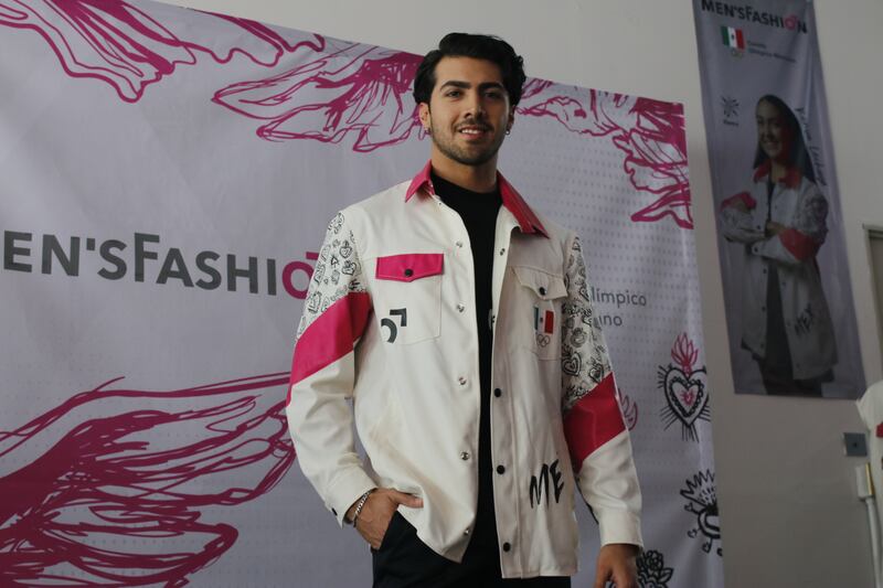 El atuendo de los atletas olímpicos está inspirado en el Ángel de la Independencia e integra el tono rosa mexicano con detalles artesanales que fusionan tradición y vanguardia en la moda deportiva