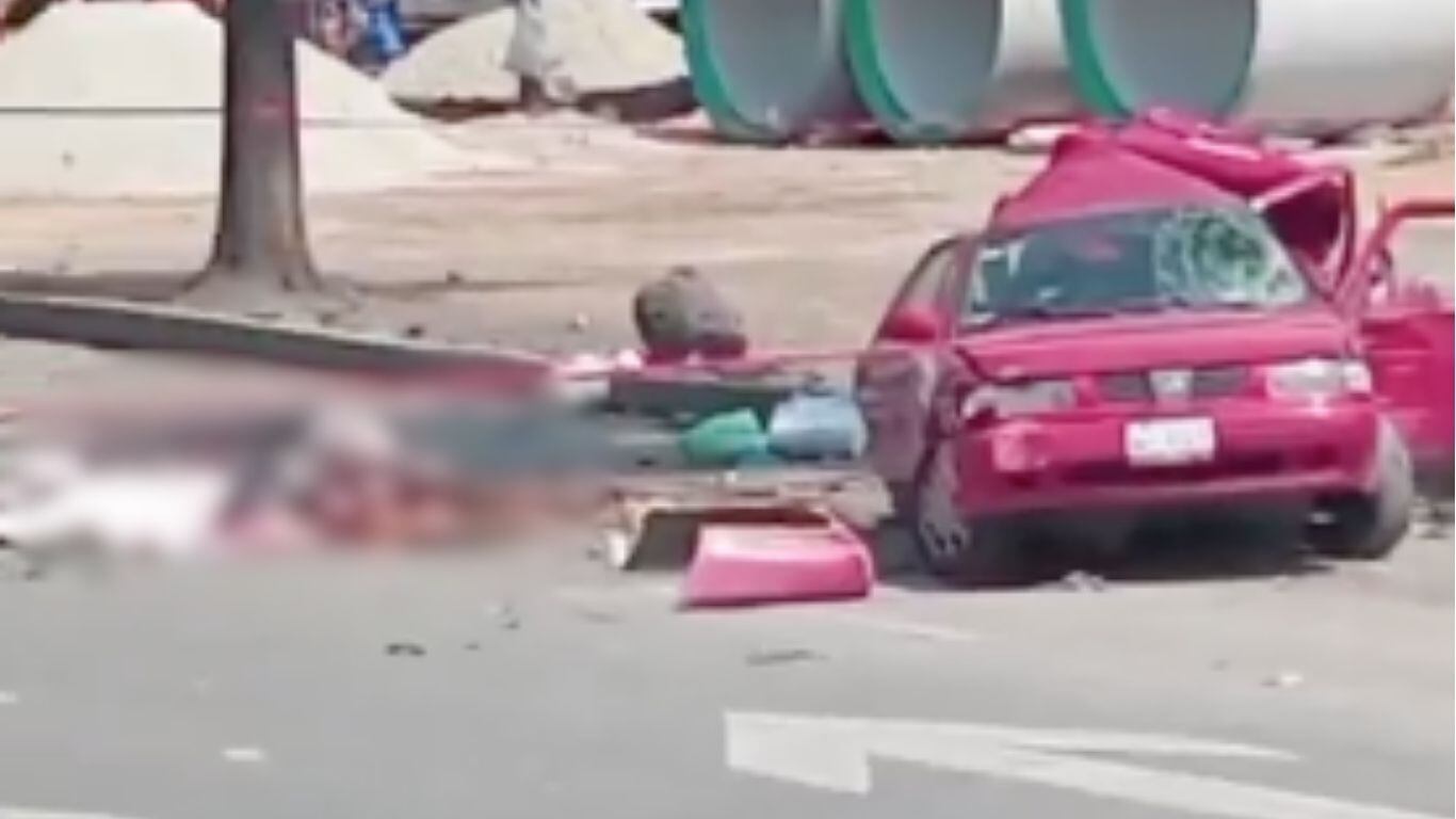 Fatal accidente de trailero deja dos muertos en la Calzada Ignacio Zaragoza; dos autos siniestrados