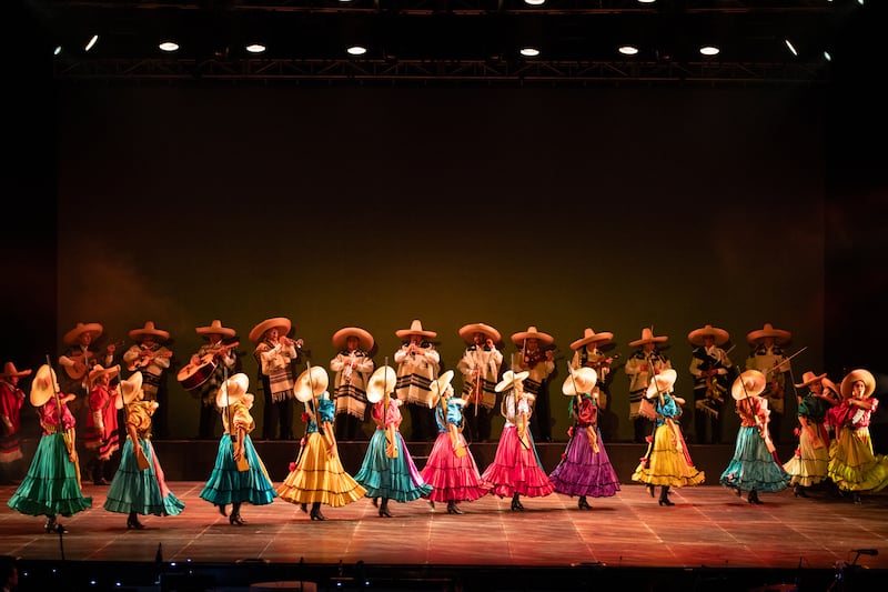 La colaboración ofreció un espectáculo memorable en la Explanada de la Alhóndiga, fusionando tradición veracruzana con energía sinfónica
