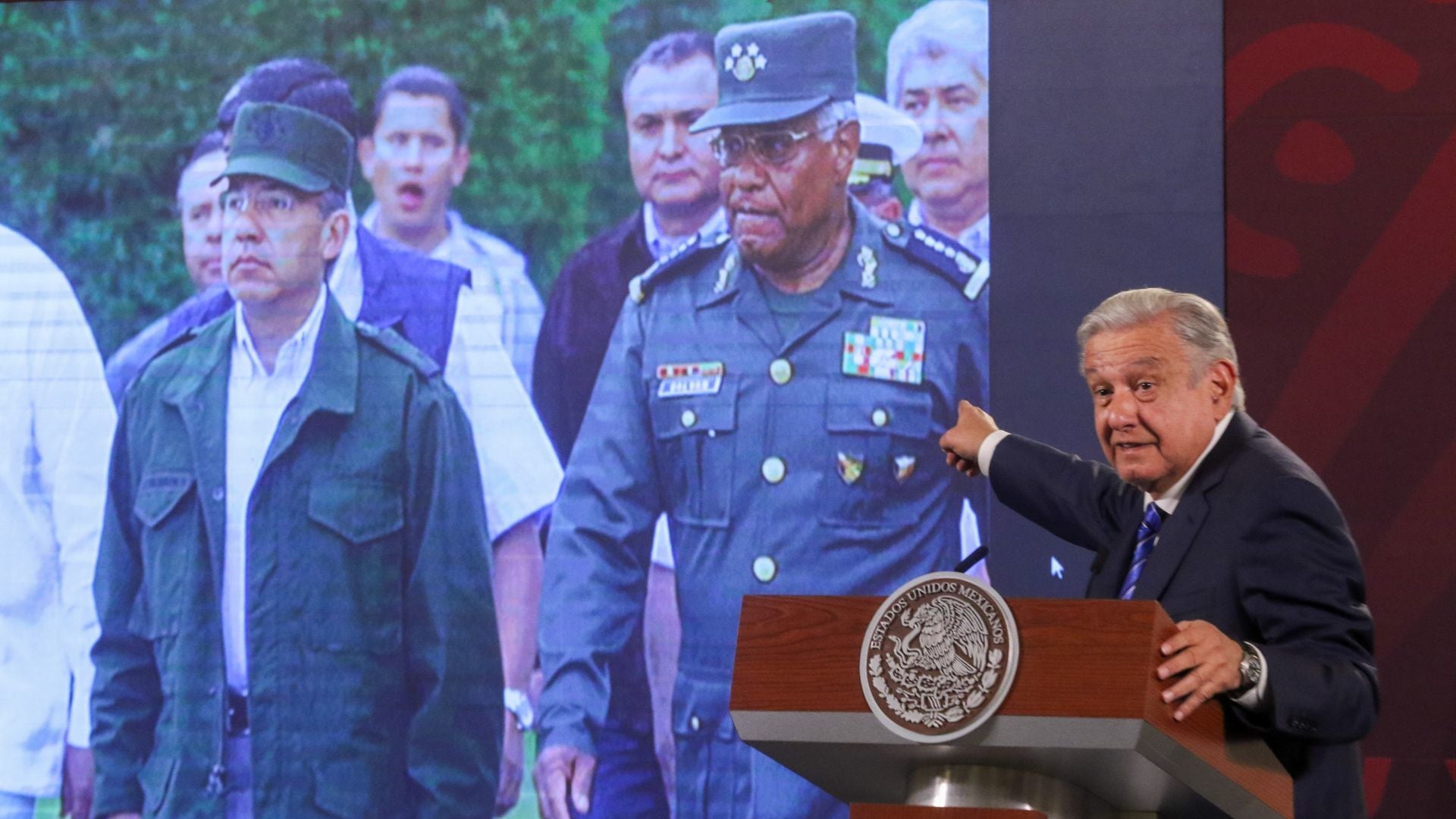 CIUDAD DE MÉXICO, 20FEBRERO2023.- Andrés Manuel López Obrador, Presidente de México; Claudia Sheinbaum Pardo, Jefa de Gobierno de la Ciudad de México; Alfredo del Mazo Maza, Guerrero Berna Gobernador del Estado de México; Julio Ramón Menchaca Salazar, Gobernador del Estado de Hidalgo; Mara Lezama Espinosa, Gobernadora del Estado de Quintana Roo; María Luisa Albores González, secretaria de Medio Ambiente y Recursos Naturales; Ariadna Montiel Reyes, Secretaria de Bienestar; Jorge Nuño Lara, Secretario de Infraestructura, Comunicaciones y Transportes; Javier May Rodríguez, Director General del Fondo Nacional de Fomento al Turismo (Fonatur); Diego Prieto Hernández, director general del Instituto Nacional de Antropología e Historia (INAH); Ricardo Sheffield Padilla, titular de la Procuraduría Federal del Consumidor (Profeco); Gustavo Ricardo Vallejo, Ingeniero Residente General de la Dirección de Ingenieros; Isidoro Pastor Román, director general del Aeropuerto Internacional "Felipe Ángeles" (AIFA), y Maite Ramos Gómez, directora de Alstom México, durante la mañanera en la cual se habló del Tramo 5 del Tren Maya y de los accesos metropolitanos hacia el AIFA.
FOTO: MOISÉS PABLO/CUARTOSCURO.COM