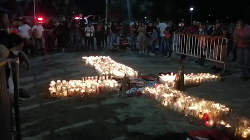 Los participantes colocaron una cruz con veladoras para recordar a las víctimas del atentado.