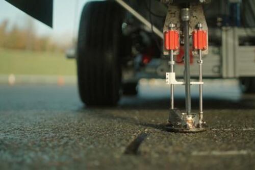 Sale a las calles el primer robot autónomo que usa la IA para reparar baches