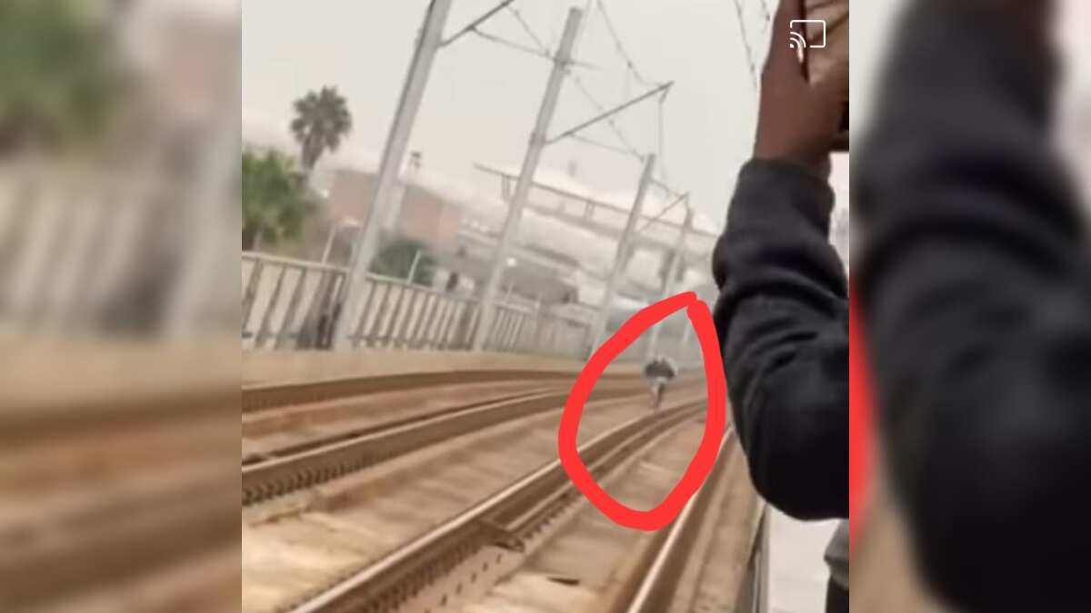 Algunos usuarios del Metro culparon a la persona del retraso en el servicio del Metro.