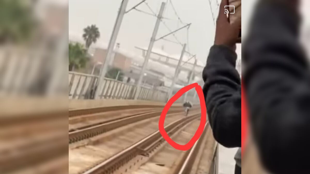 Algunos usuarios del Metro culparon a la persona del retraso en el servicio del Metro.