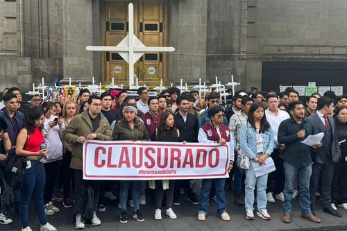 Estudiantes a favor de la reforma al Poder Judicial clausuran la SCJN