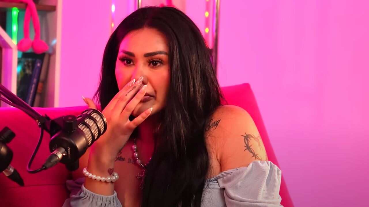 Gomita confiesa entre lágrimas que fue abusada por su expareja