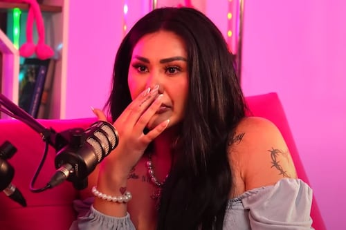 Gomita revela que su papá intentó asesinar a su mamá y que ella tenía una fuerte dependencia emocional con él