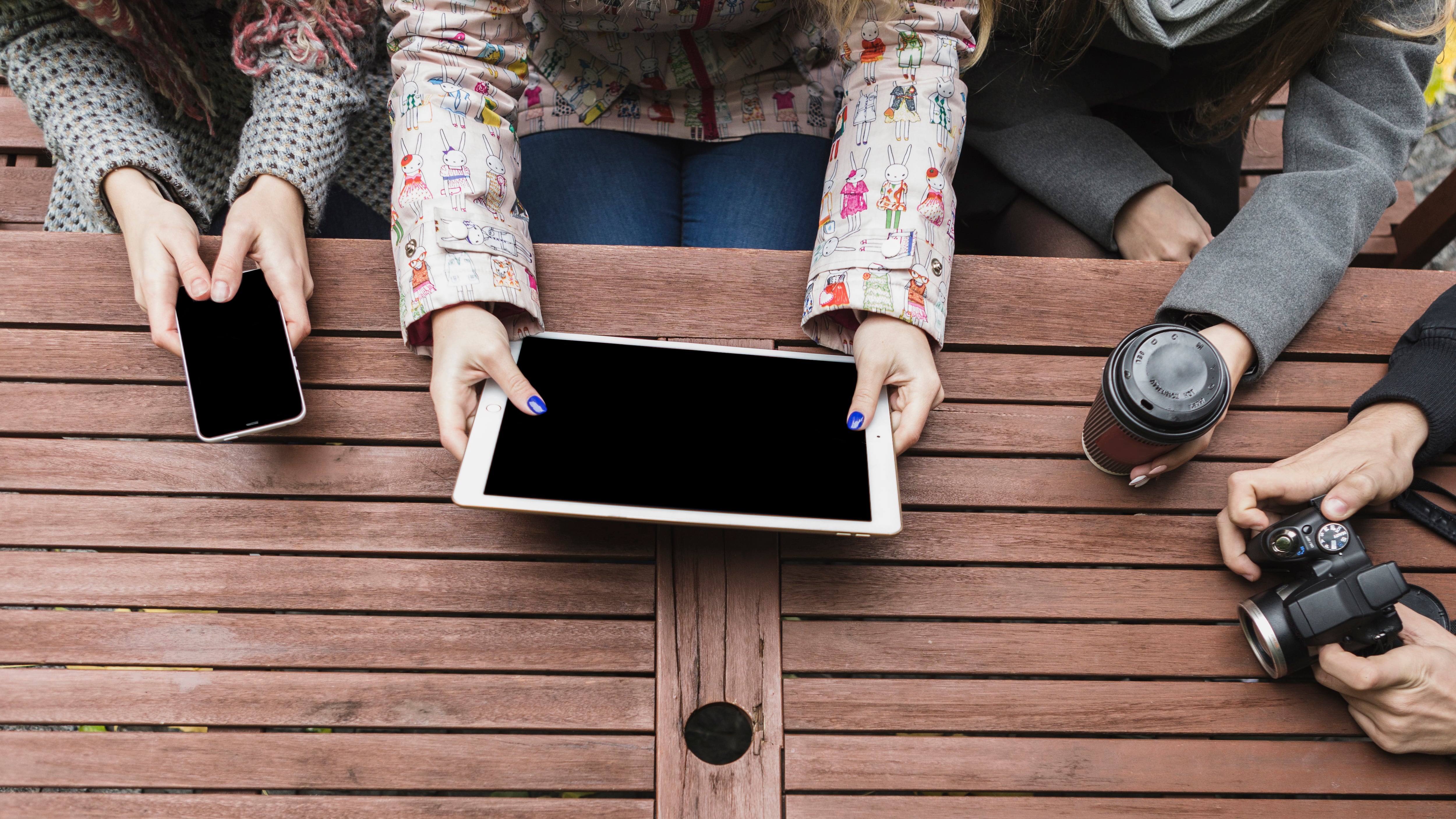 Audio premium a bajo costo, gaming y productividad, compañeros para entrenamiento y hasta un teléfono enfocado en fotografías, opciones de regalos para esta Navidad. Foto: Freepik.