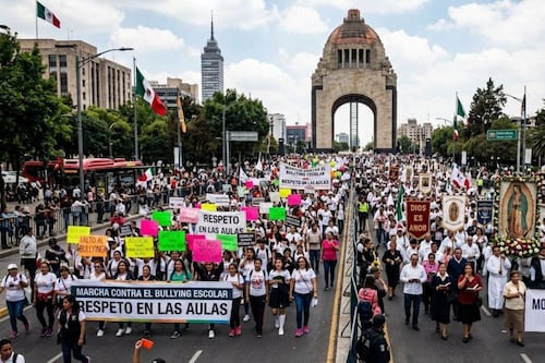 Marchas hoy en CDMX: protestas por bullying y movilización religiosa avanzan hacia el Monumento a la Revolución