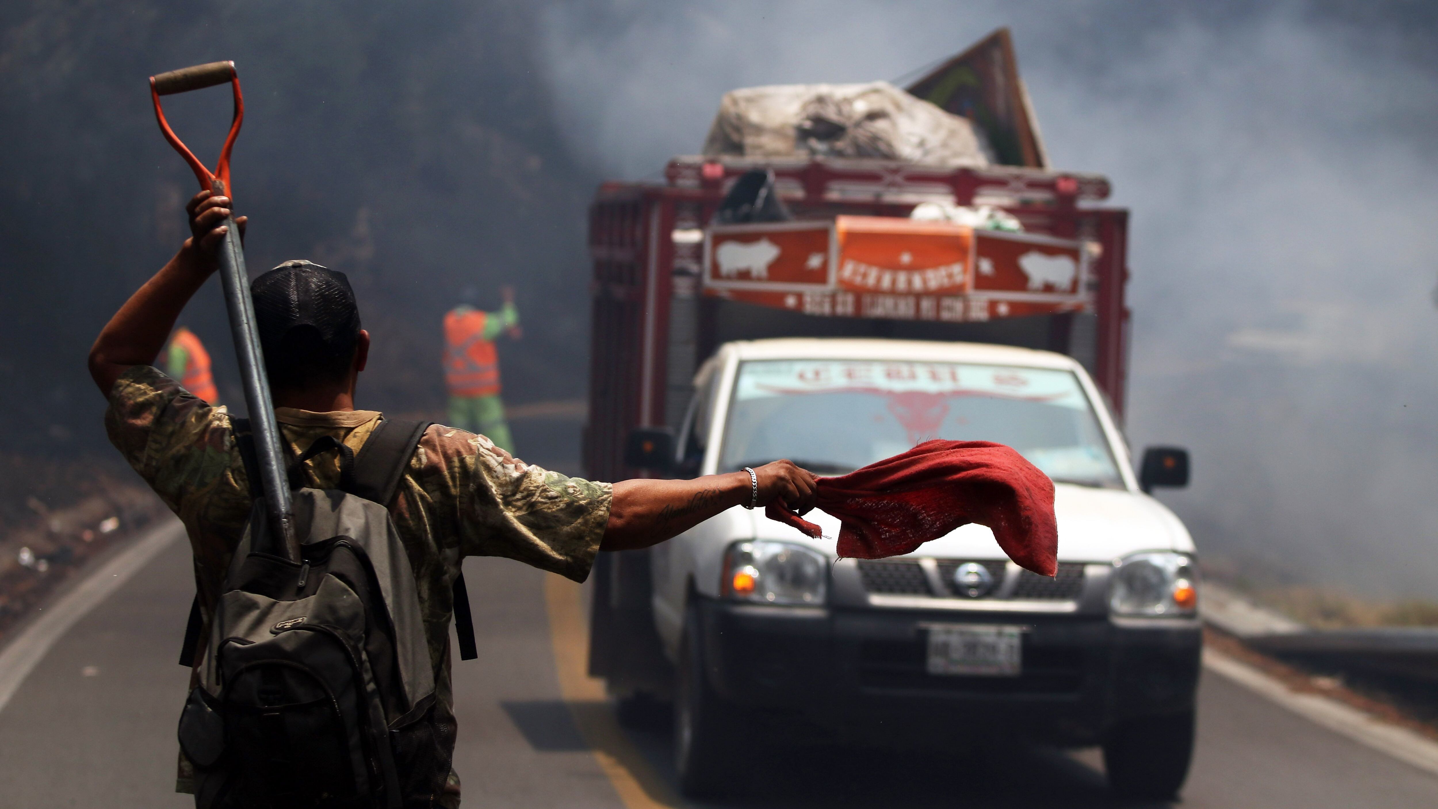 Incendio forestal destruye decenas de hectáreas del bosque de las Lagunas de Zempoala en Huitzilac, humo detiene trafico en la carretera federal al Estado de México.