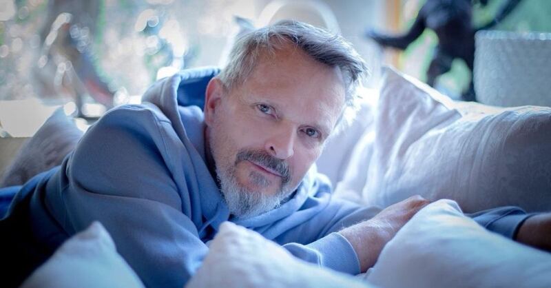 Miguel Bosé estaría estrenando romance con un famoso cantante 33 años menor que él ¿De quién se trata?