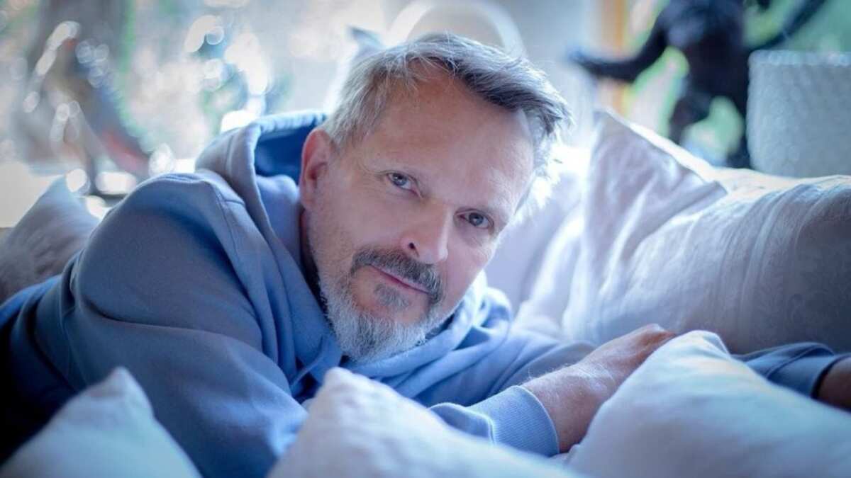 Miguel Bosé estaría estrenando romance con un famoso cantante 33 años menor que él ¿De quién se trata?