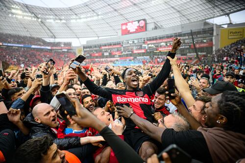 ¡Locura total! Afición del Leverkusen invade la cancha tras ganar la Bundesliga