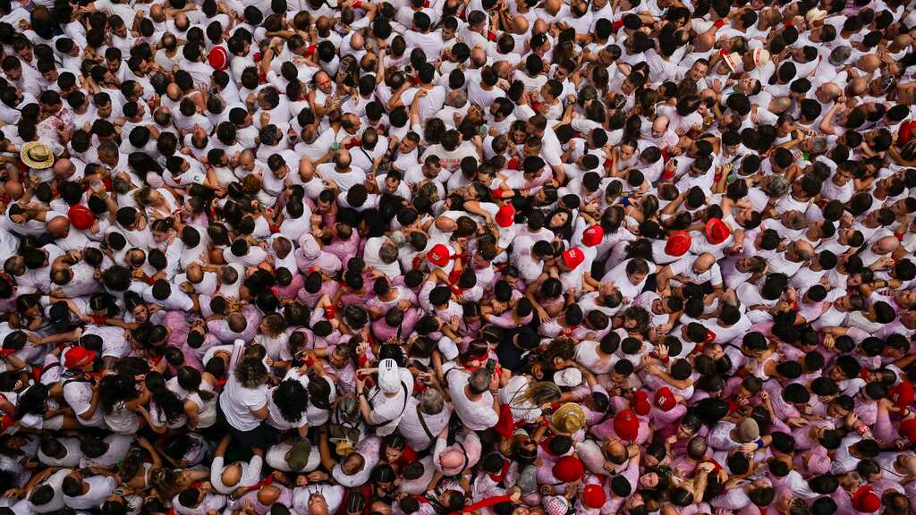 Personas durante el Chupinazo, que marca los inicios de San Fermín (AP).