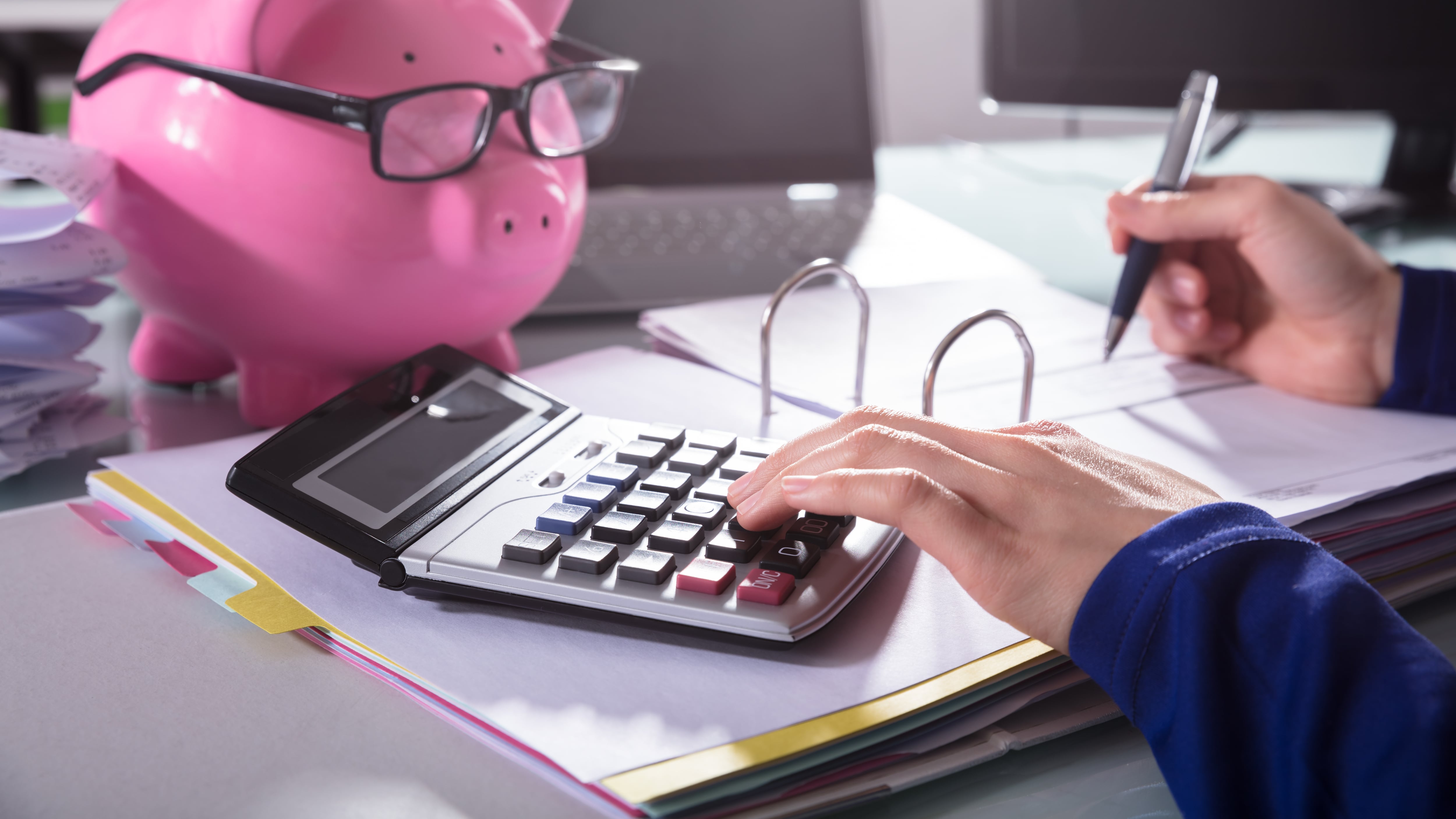 ¿No es difícil! Solo necesitas calendarizar los pagos, fechas importantes de gasto, revisar cuándo puedes viajar y qué trámites debes cumplir ante el fisco.