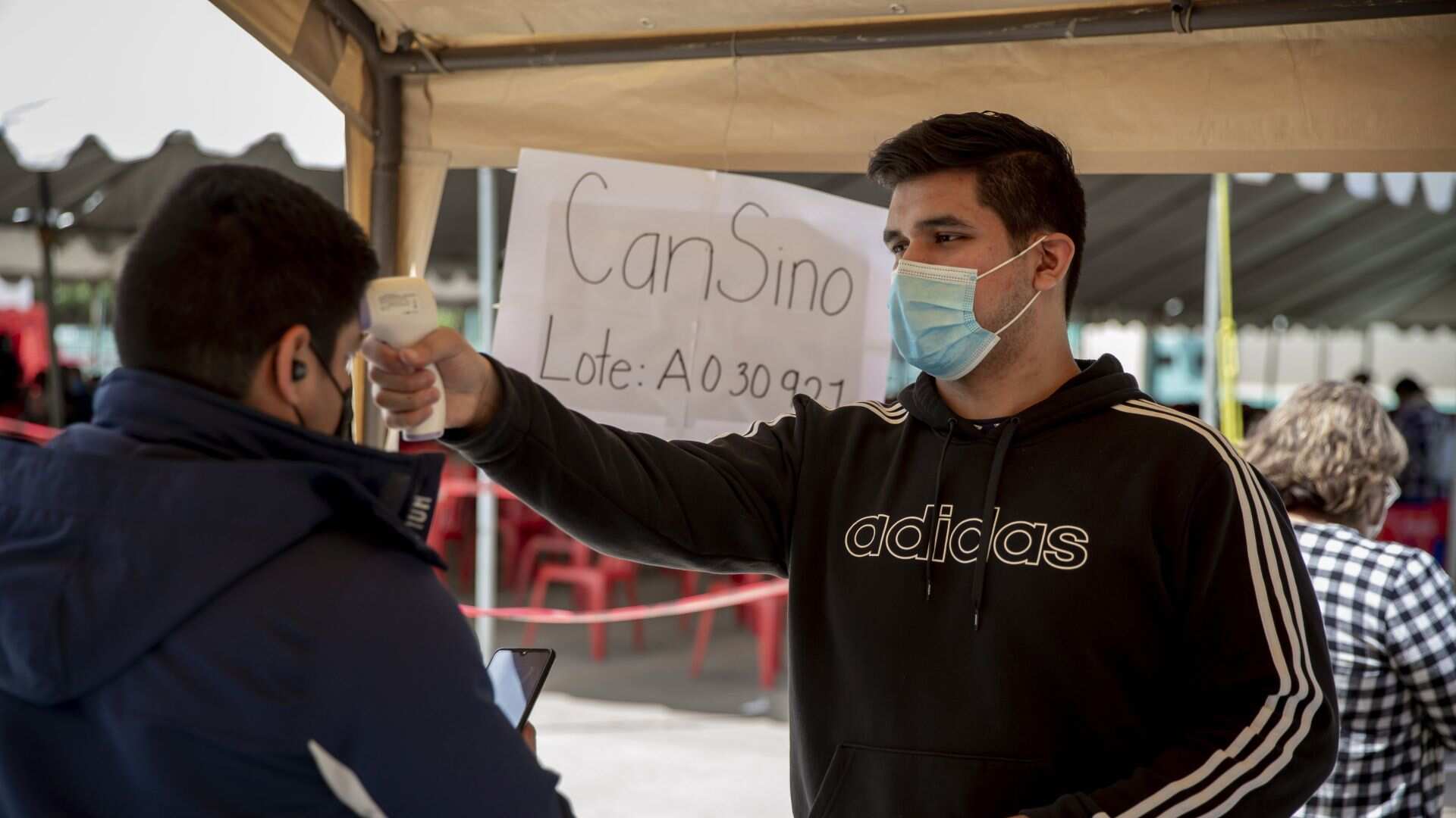 Aplicación de vacuna Cansino a personal educativo
