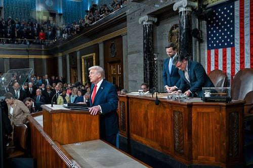 Entrega Trump condecoraciones, rompe récord con discurso de casi dos horas y reclama que no le aplauden