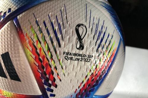 Presentan el balón oficial de Catar 2022, en el Lago de Chapultepec