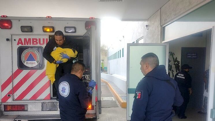 Vecinos de la zona escucharon el llanto y resguardaron al menor, posteriormente dieron aviso a las autoridades.