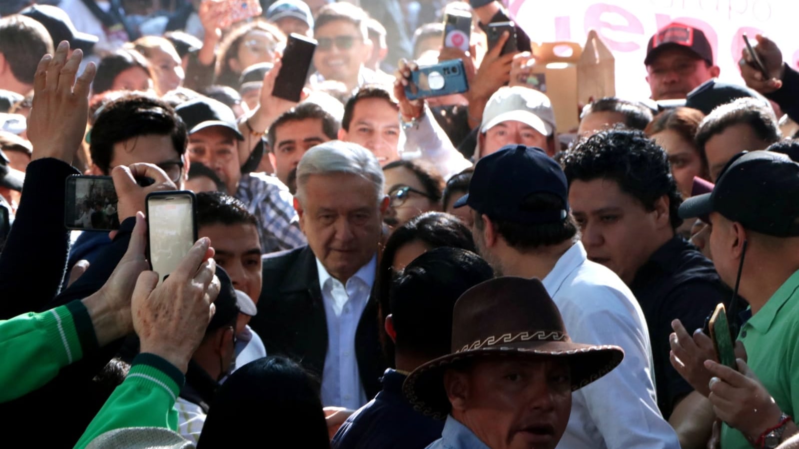 Los simpatizantes querían tocar al presidente de México. (Ángel Cruz/ Publimetro)
