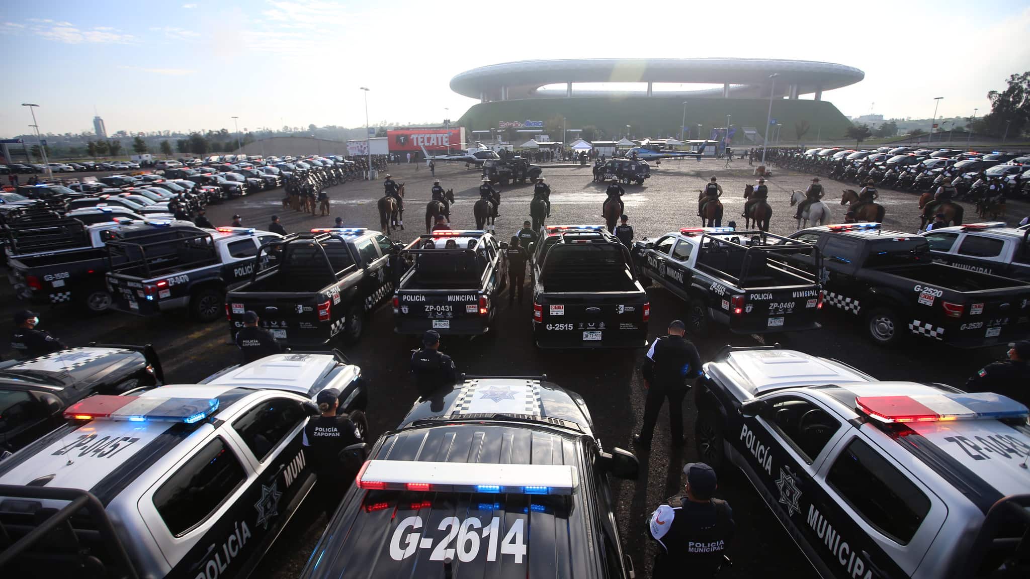 La explanada del Estadio Akron fue escenario para la presentación del estado de fuerza de las dos corporaciones.
