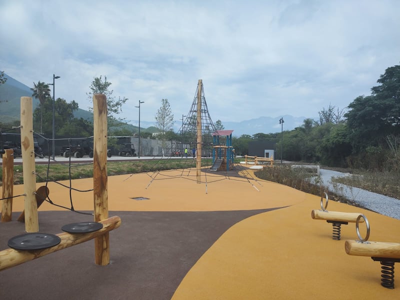 El espacio está equipado con juegos para los niños.