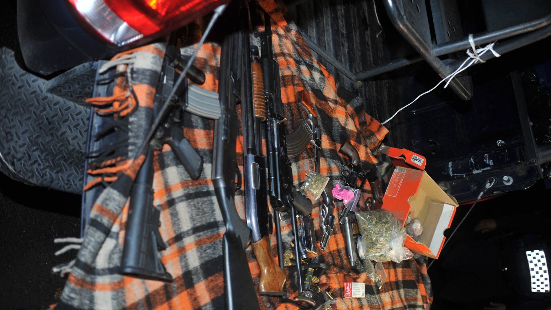 Ken Salazar afirma que EU está comprometido a terminar con tráfico de armas