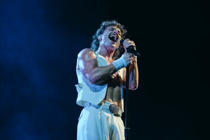 Benson Boone añadió una noche exitosa a su carrera como parte de su primera presentación en México en el Pepsi Center el pasado 3 de abril, logrando conquistar a sus fanáticos que consiguieron celebrar la visita del famoso artista al ritmo de sus temas más populares.  El intérprete de tan solo 22 años protagonizó una noche única, en donde deleitó a sus seguidores con algunos de sus exitosos temas, entre ellos “Beautiful Things”, “Cry”, “Sugar Sweet”, “Before You”, “What Was”, entre otros.