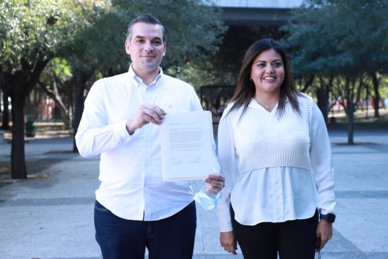 Mauro Guerra e Itzel Castillo, de la Comisión de Medio Ambiente, presentaron el documento en las oficinas de Bernardo Bichara, responsable del zoológico.
