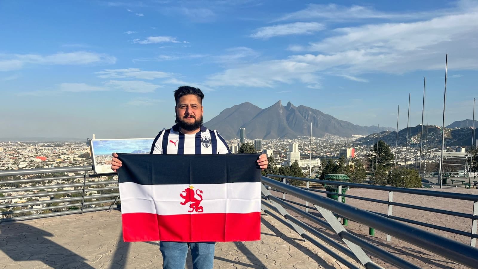José Perales mostró la nueva bandera de País Nuevo León que consta de tres colores y tiene la imagen de un león al centro.