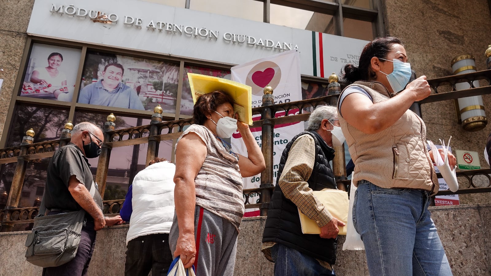 AMLO presume la reducción de la pobreza en México, pero las cifras reales señalan que esta apenas bajó 0.1% respecto al inicio de su gobierno, advierten especialistas.