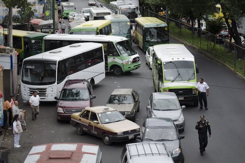 “El cochismo ha dominado CDMX”, piden semáforo sonoro y cruce seguro en Av. Taxqueña tras siniestros viales