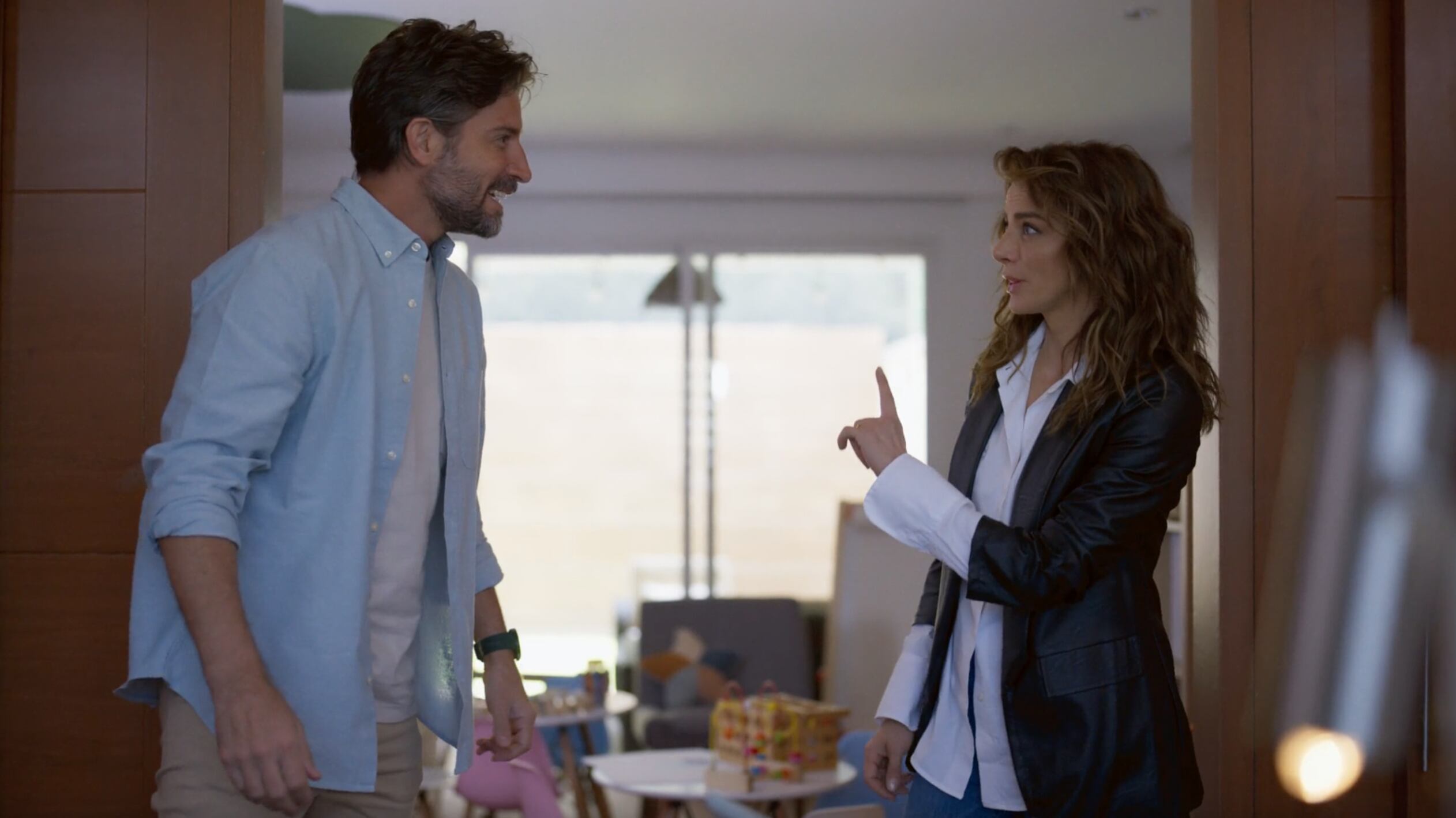 La serie aborda el caso de una madre que descubre que su hijo le fue dado en adopción a través de una red de trata de personas.