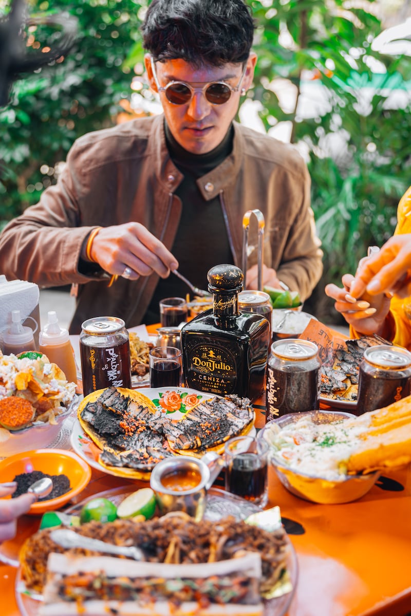 En la Roma Norte, la taquería distinguida por la Guía Michelin presenta un menú exclusivo donde el trompo negro fuego y la Paloma Negra se fusionan con la sofisticación del tequila más distintivo de la casa Don Julio