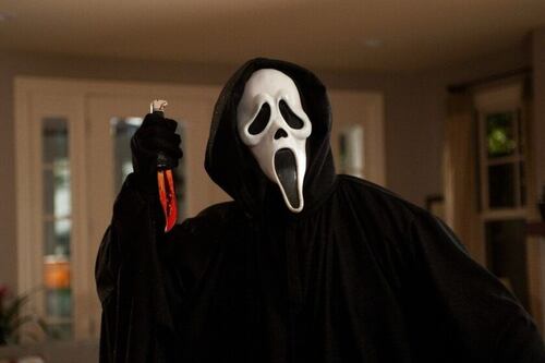 Surgen denuncias contra maestra que intimó con menores que usaban máscaras de Scream