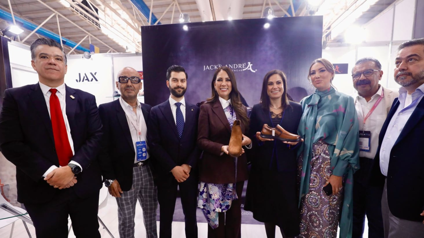 En la inauguración participaron la presidenta municipal de León, Alejandra Gutiérrez Campos, así como representantes del Gobierno Federal, senadores, diputados y líderes empresariales del sector.