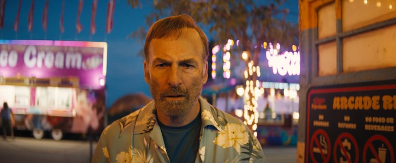 Bob Odenkirk es Hutch Mansell en Nadie 2, dirigida por Timo Tjahjanto.