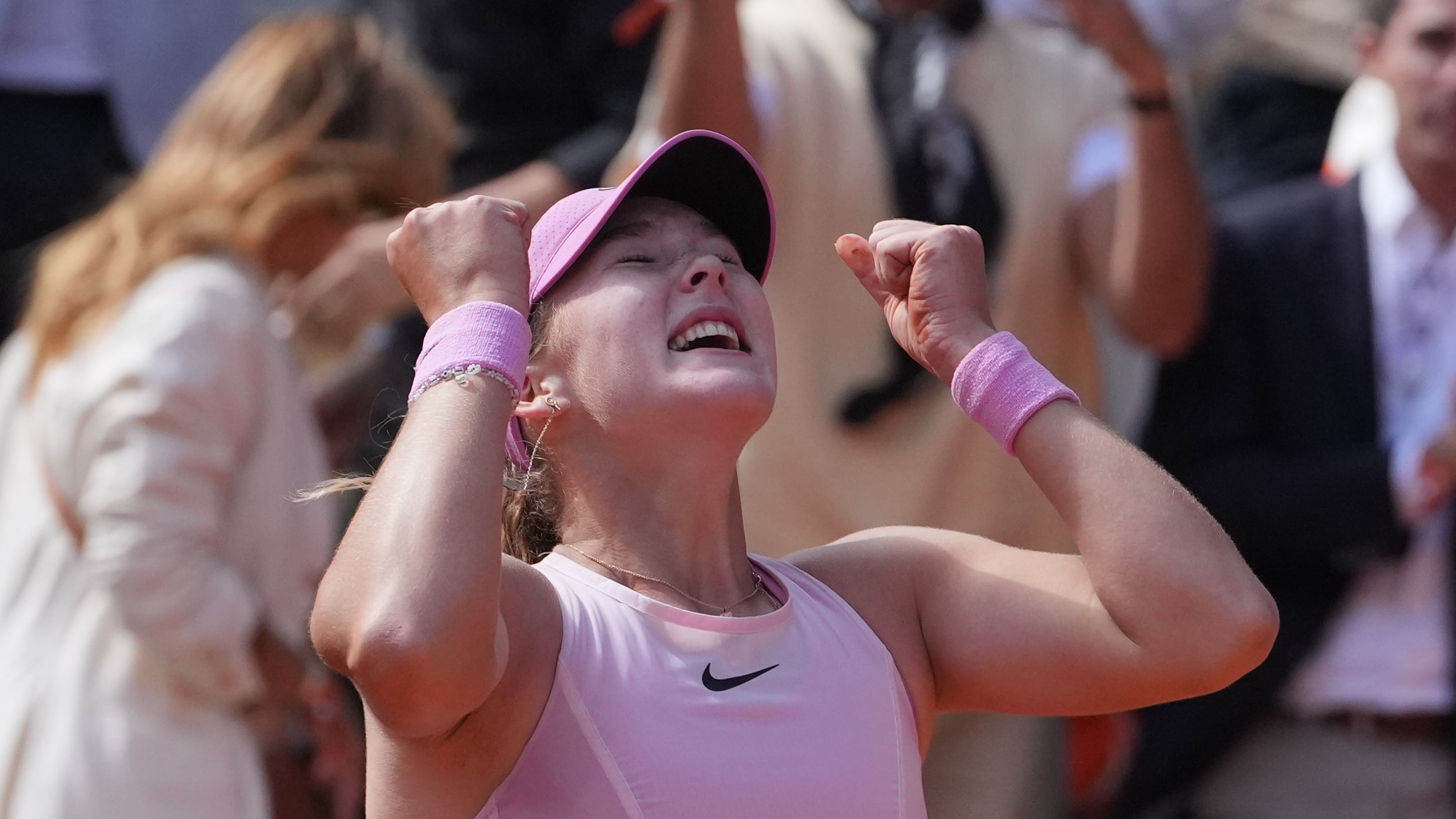 La rusa Mirra Andreeva reacciona tras ganar la final del Roland Garros