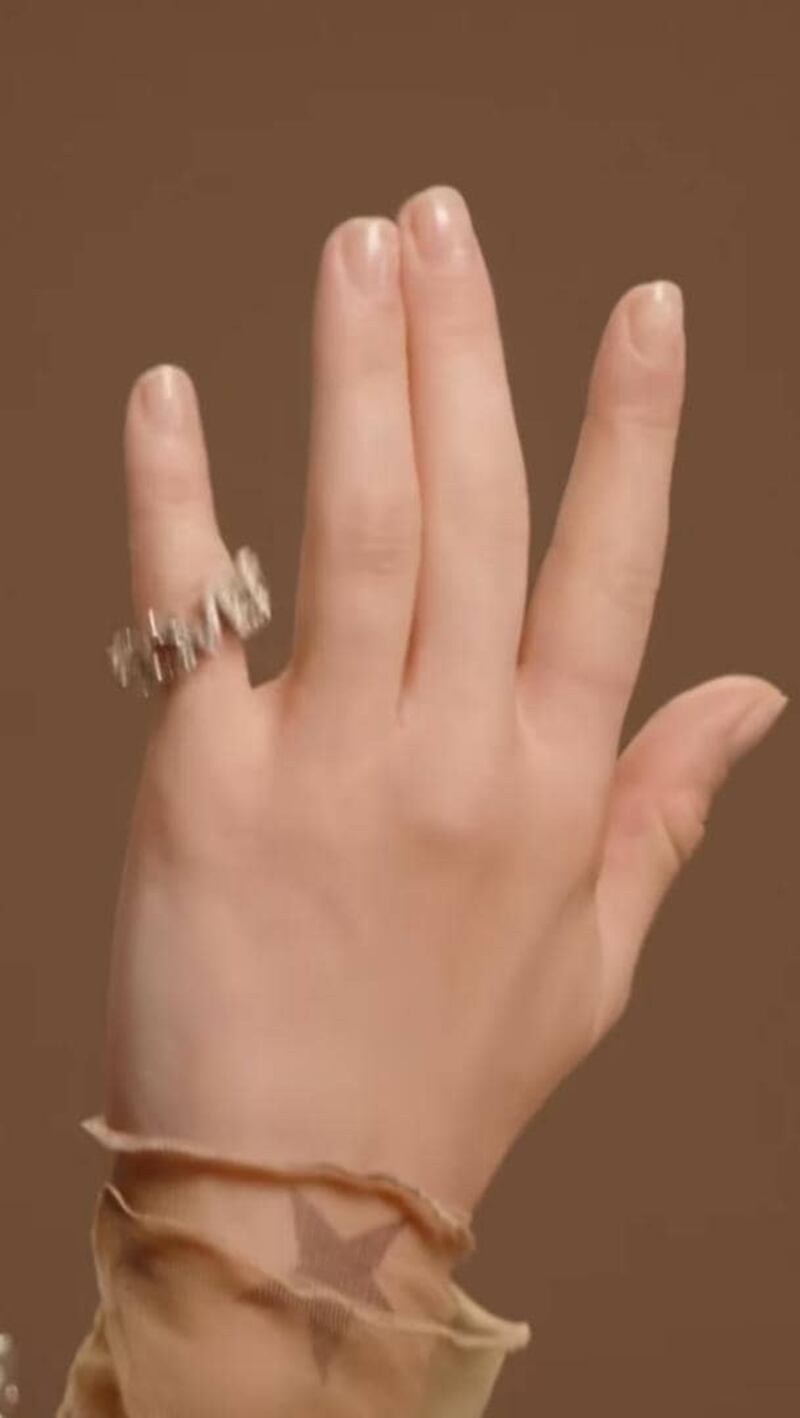 “Me encantan sus uñas”:  Shakira da clase de estilo en su faceta de modelo