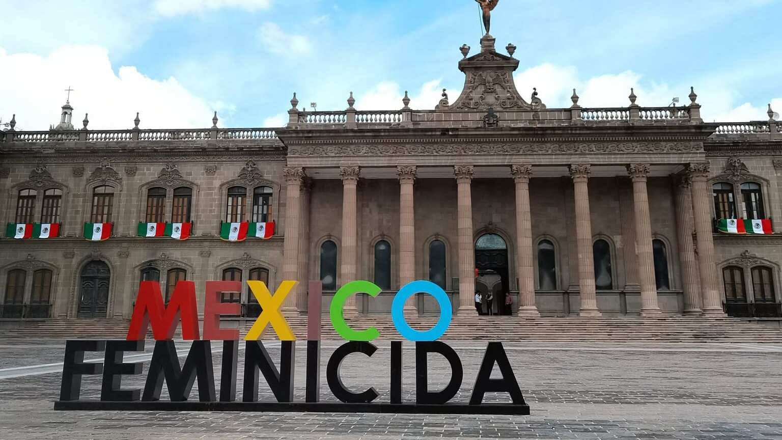 La palabra “México” luce los colores con los que se promueve en turismo y “feminicida” está en negro.