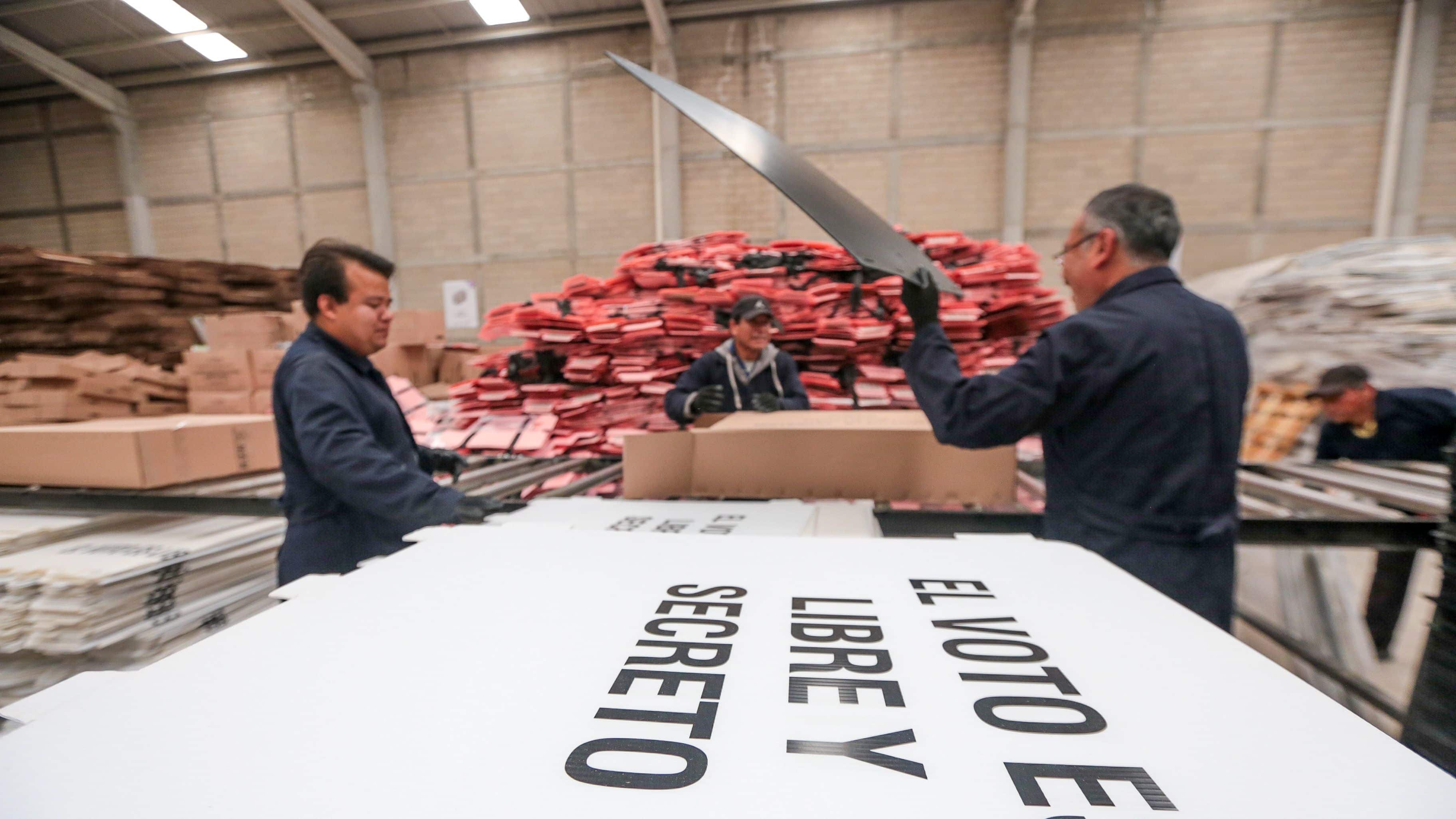 El IEEM inició la entrega de material electoral para la jornada electoral del 4 de junio en el Estado de México a las Juntas Distritales Electorales.