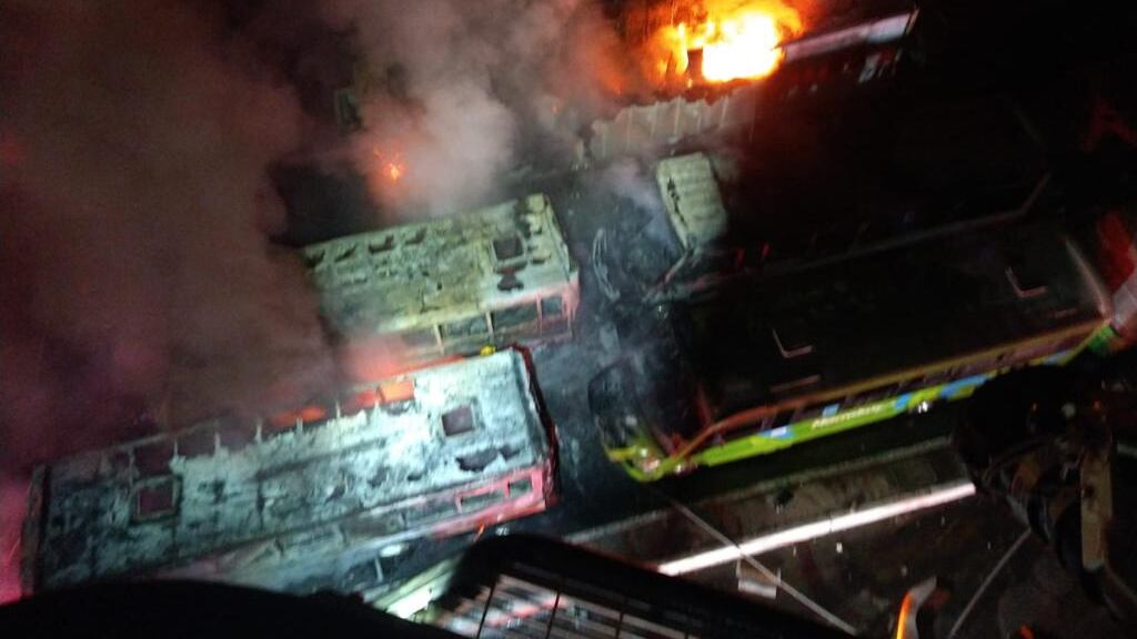 Los tragahumo usaron una escala para poder lanzar agua desde las alturas y tratar de sofocar las llamas.