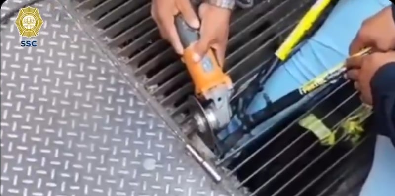 Mujer cae en rejilla metálica CDMX