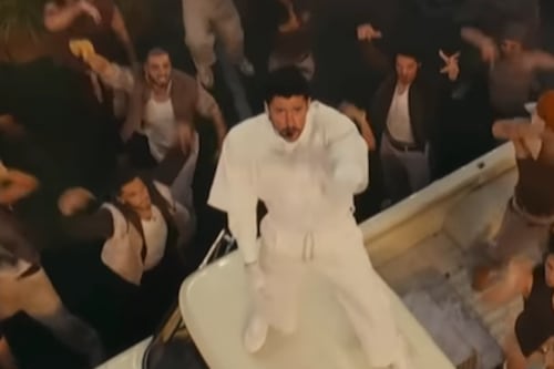 Bad Bunny enarbola la bandera boricua: PR, no dejes que te pase lo que a Hawái