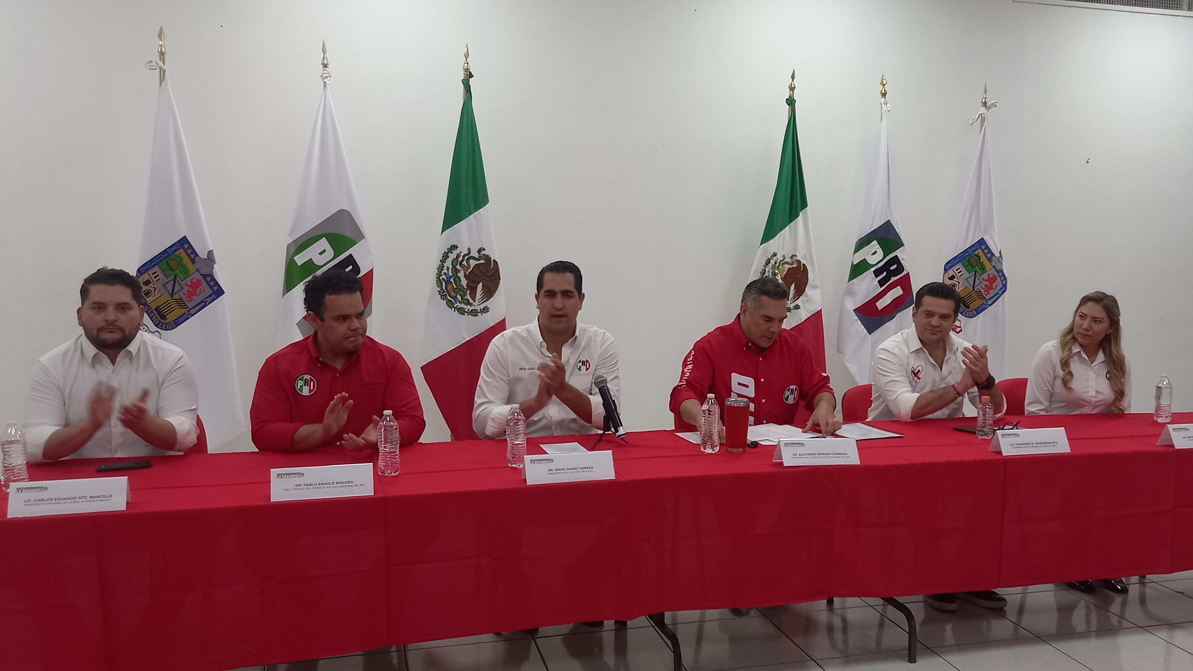 Alejandro Moreno estuvo acompañado por la dirigencia del PRI.