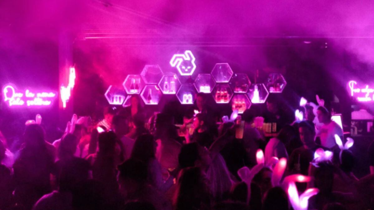 Alumnos de la UNAM se intoxican con alcohol adulterado en bar de Satélite.