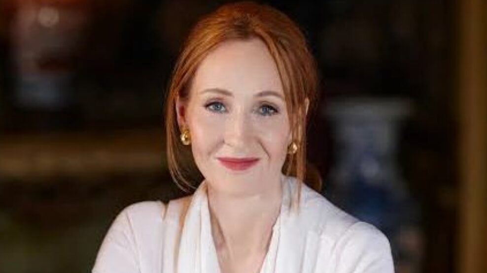 Rowling reconheceu, no entanto, que "algumas coisas que aconteceram neste livro aconteceram comigo" desde que ela começou a escrevê-lo.